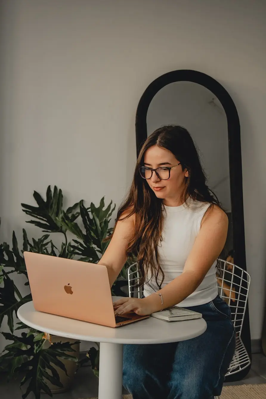 Bruna, fundadora da Fluency Thread, trabalhando no computador